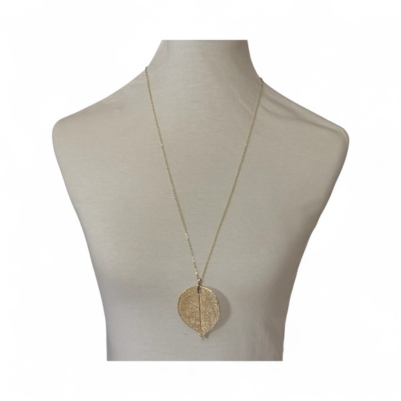 Leaf Pendant and Necklace Chain Gold Toned Metal Retro - Picture 1 of 9
